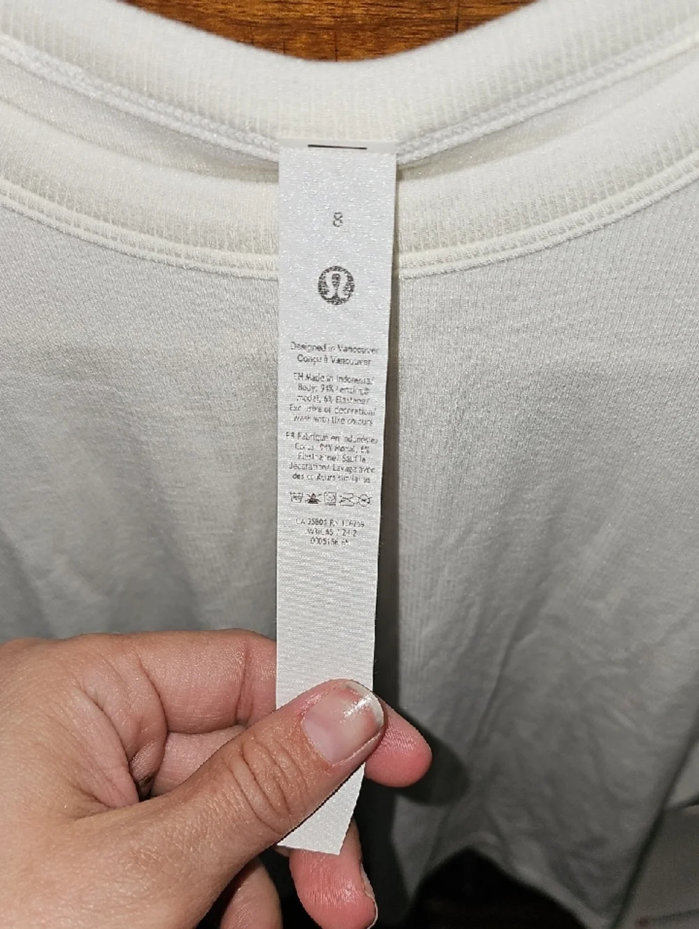 Lululemon Hold Tight Straight Hem Cropped Tshirt!!  White!! Ribbed.  Sz 8!!